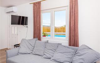 2 Bedroom Lovely Apartment In Danilo - 8