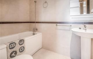 Awesome Apartment In La Torre De La Sal - La Estación - 1