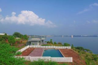 StayVista's Volendam Acres - Lake-View Villa with Pool, Amphitheatre & Turf - Wādhiware - 6