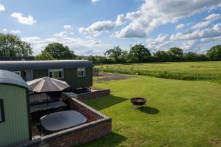Shepherds View at Oaks Barn Farm Alcester with optional paid for Hot tub - 6