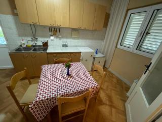 Tivat 2 Bedroom Apartment with Garden and Sea View - Tivat - 2