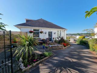 Lovely private studio room with own kitchen and bathroom. Set in the popular area of Shiphay in Torquay and only a short walk from Torbay Hospital - 0