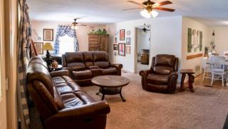Hidden Gem Location, Privacy, Game Room, Hot Tub, Fire Pit, Flat Lot Family Fun - Sevierville - 2