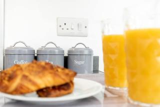 Amazing house with central location TV downstairs and in bedroom super fast WiFi and crisp white hotel linen hosted by Our Home Short Stays - 3