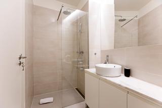 Turquoise Central Flat w AC & Balcony by LovelyStay - Porto - 1
