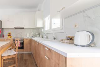 Sophia's Comfortable Home with a Private Backyard - 2