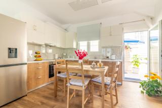 Sophia's Comfortable Home with a Private Backyard - Gázion - 4