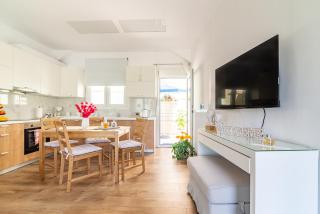 Sophia's Comfortable Home with a Private Backyard - Gázion - 8