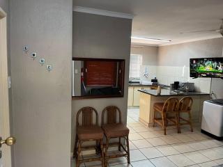 Lovely 1 Bedroom Unit With Amazing Pool - White River - 2