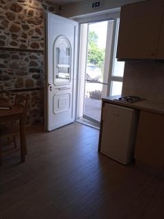 Marina's Apartments - White & Stone Apartment - 2