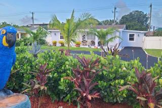 Palm Springs 3-Bedroom 2-Bath 5 Miles to the Beach - Lake Worth - 0