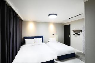 Cornerstone Hotel - 9