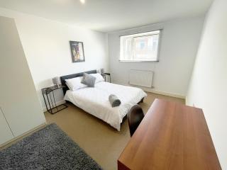 Travaal - 2 Bed Serviced Apartment Farnborough - 5