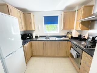 Travaal - 2 Bed Serviced Apartment Farnborough - 4