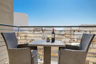 Luxury Apartment with Balcony, Central Area - 6