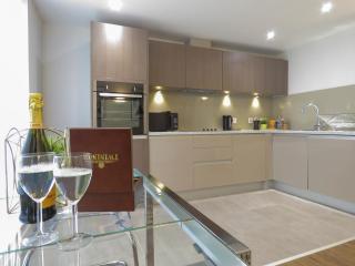 Tudors eSuites JQ One Bedroom Apartment - 8