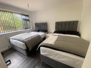 Modern 3 Bedroom Holiday Home -Jaquzzi Bath -Private Parking-Leeds City Center- Free WiFi - 9