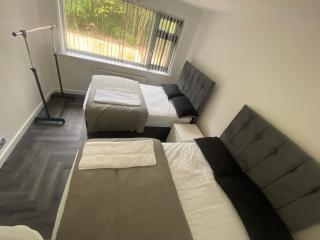Modern 3 Bedroom Holiday Home -Jaquzzi Bath -Private Parking-Leeds City Center- Free WiFi - 8