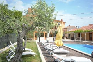 XXL Holiday Home with Pool - Marčana - 7