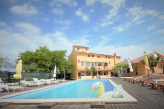 XXL Holiday Home with Pool - Marčana - 5