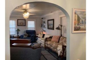 1 mile to Fort Sill! The CaroleBelle Cottage sleeps 8 with hottub,grills,firepit - 8