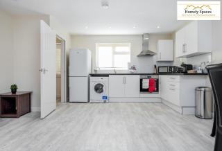 Bedford Hospital Victoria Maisonette by Homely Spaces - 7