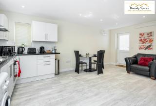 Bedford Hospital Victoria Maisonette by Homely Spaces - 1
