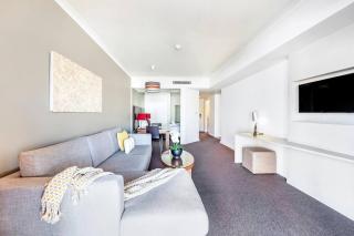'Esplanade Ease' A Resort Balcony Pad with Pool - 6