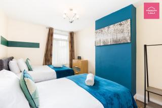 NEC HS2 4 bedroom house, 6 separate beds with driveway parking for 2 cars or vans - 7