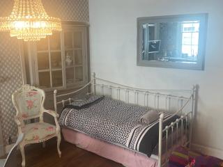 Georgian city apartment at Thomas Street double bedroom and two single trundle beds - Bath - 5