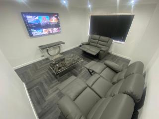 Entire Luxury Holiday Home leeds - 0