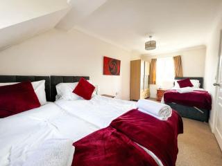 4 Bedroom house for Contractors,family,free parking,study,internet in ipswich - 0