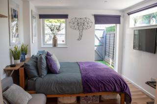 121 Studio - Central Studio Apartment, Terrace & Full Kitchen - Airport & Train Shuttle - Bishops Stortford - 9