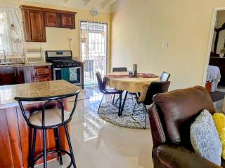 L&V Paradise Vacation Home with Pool and Gym - The Rock - 5