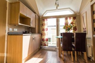 Beautiful, Pet Friendly Caravan By The Beach In Suffolk Ref 40126Nd - Lowestoft - 2