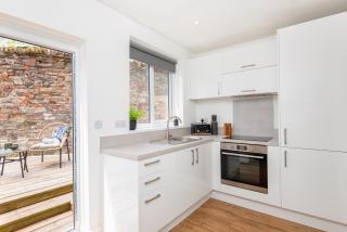 Crescent Apartments - Newport - 8
