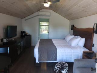 Adventure the Bruce Inn - Recently Renovated With Outdoor Hot Tub - 2