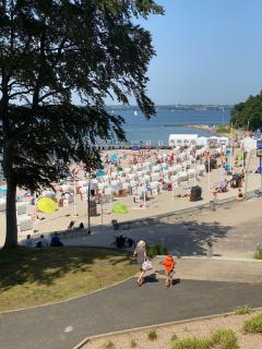 Strandblick mit Strandkorb & Fahrrädern - Glücksburg - 0