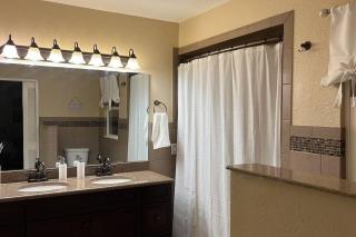 TWO LIVING QUARTERS, 6MIN WALK TO BEACH, FEW STEPS FROM RESTAURANTS - 4