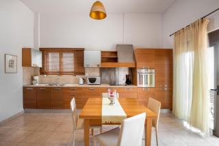 Blue Wave Villa - road view - 4