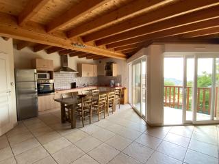 Maison familiale avec vues et espaces de jeux - Colombier - 0