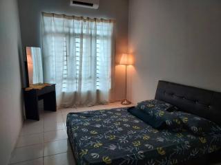 Cheerful 2-bedroom residential home with parking - 0