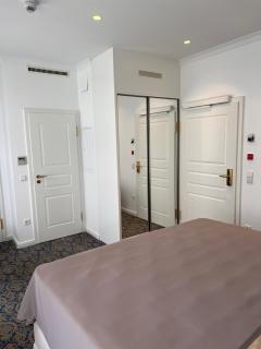 ART HOTEL HOUSE ONE - 4