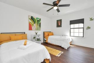Hidden Gem Safari Home w/ Backyard Near Midtown - Houston - 1