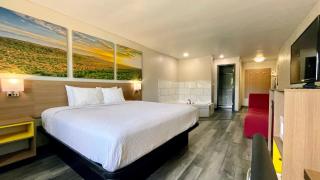 Days Inn by Wyndham Columbus IN - Columbus - 1