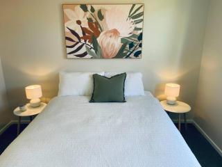 Family Favourite, Spacious 2 Bedroom Unit - Young - 9