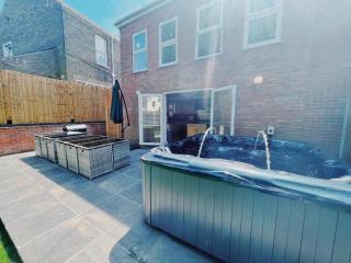 Stunning 8-Bed House with Sea & Beach Views - Great Yarmouth - 9
