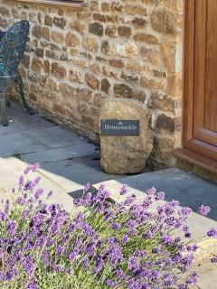 Honeysuckle Cottage - Hillside Holiday Cottages, Cotswolds - Warmington - 0
