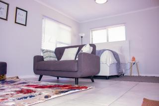 Charms and bows studio apartment -near ORT airport - 4