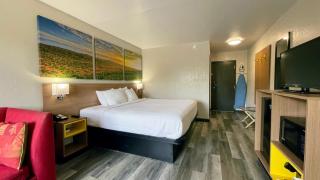 Days Inn by Wyndham Columbus IN - Columbus - 3